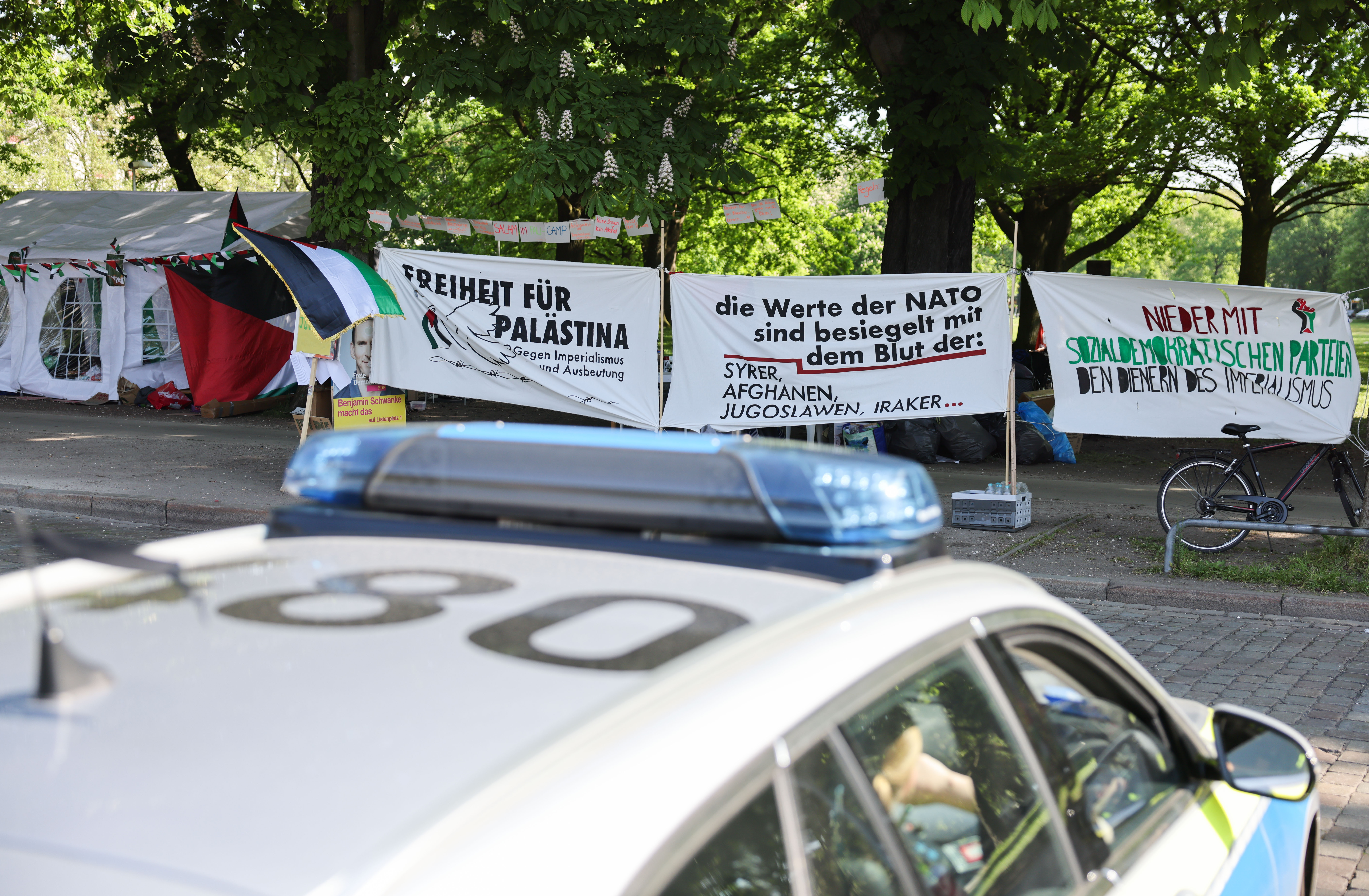Ein Polizeifahrzeug steht vor der pro-palästinensischen Mahnwache nahe der Uni Hamburg.