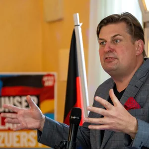 Maximilian Krah bei einem Wahlkampfauftritt. Die AfD hat nun ein Auftrittsverbot gegen ihren Spitzenkandidaten zur Europawahl verhängt.