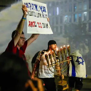 Die Polizei geht mit Wasserwerfern gegen regierungskritische Demonstranten in Tel Aviv vor.