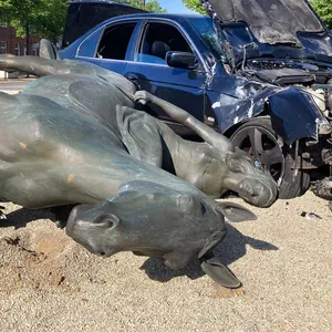 Das bronzene Reiterdenkmal „Reitende Alexandrine“ liegt am Boden neben dem verunfallten Auto.
