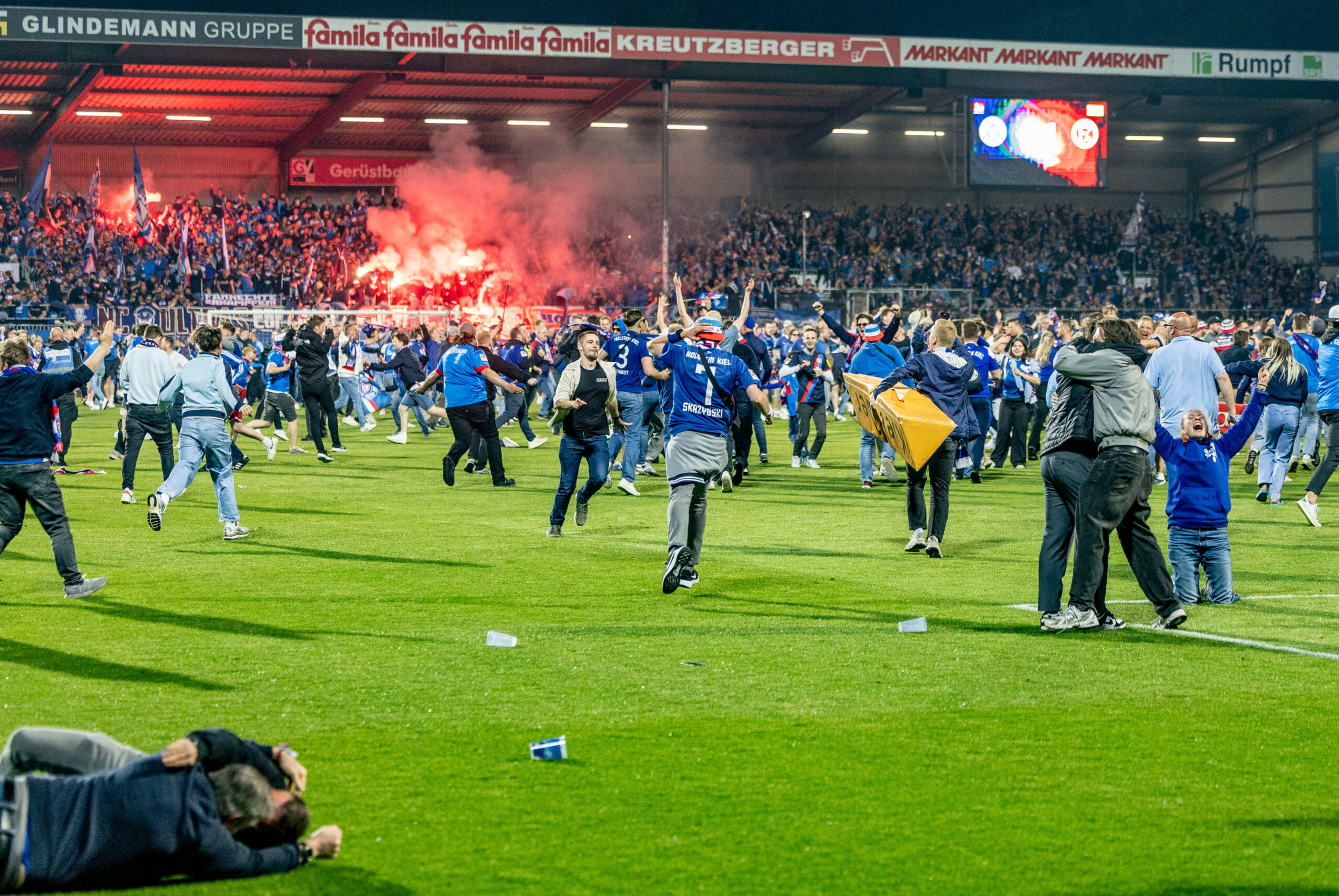 Kiels Fans stürmen den Platz