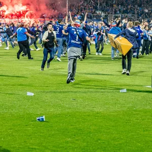 Kiels Fans stürmen den Platz