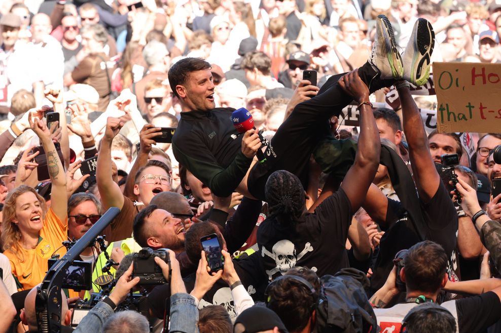 Fabian Hürzeler wurde von den Fans nach Abpfiff auf den Händen getragen