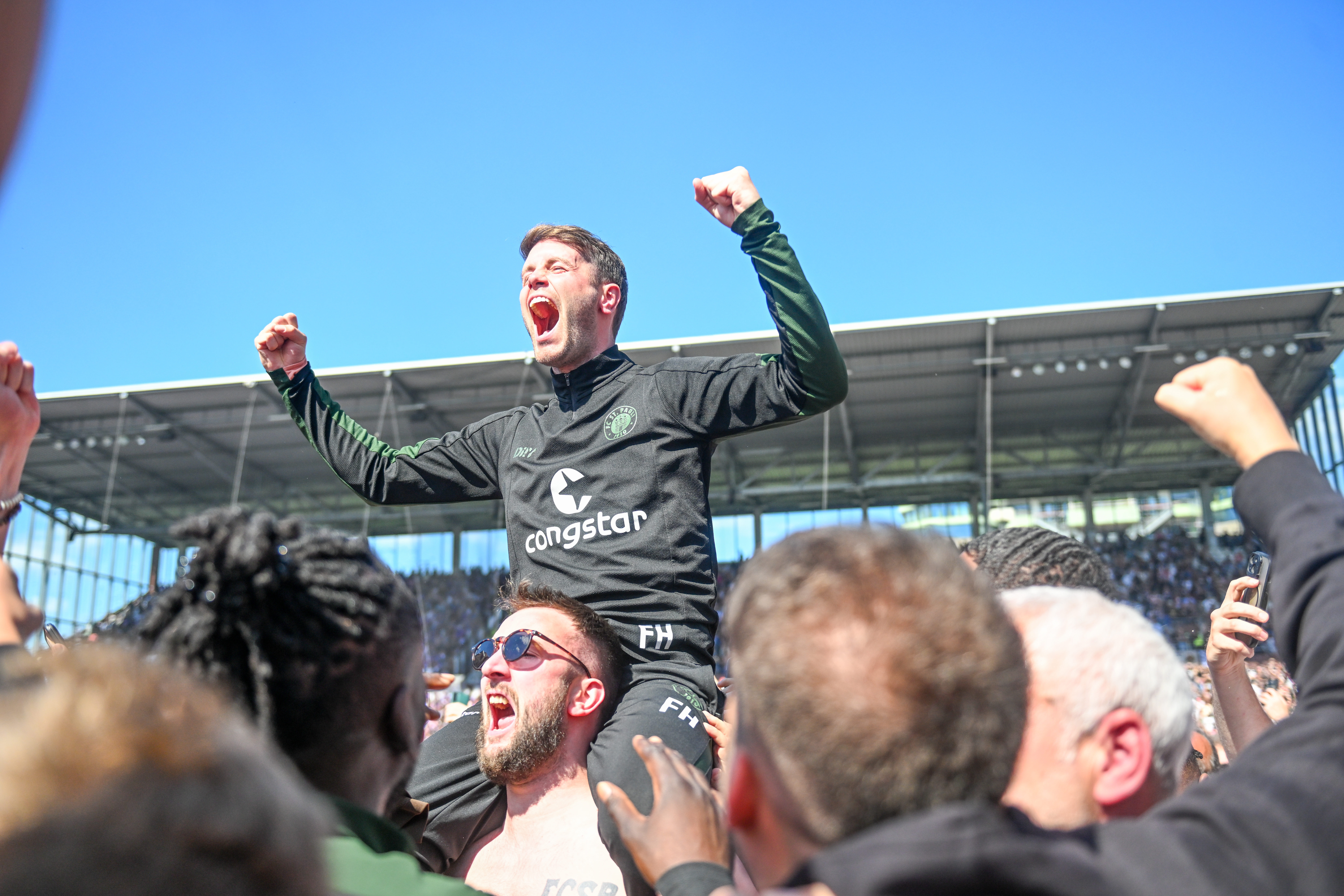 Fabian Hürzeler lässt sich von den St. Pauli-Fans auf Händen tragen