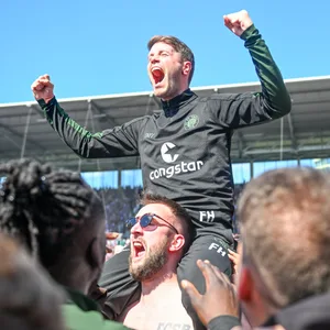 Fabian Hürzeler lässt sich von den St. Pauli-Fans auf Händen tragen