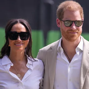 Meghan und Harry sind gerade auf Reisen in Nigeria, wo die vom Prinzen ins Leben gerufenen Invictus Games ausgetragen werden.