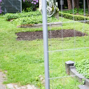 Die Grabstätte des früheren Bundestagspräsidenten und Bundesminister Wolfgang Schäuble ist hinter einer Absperrung auf dem Friedhof.