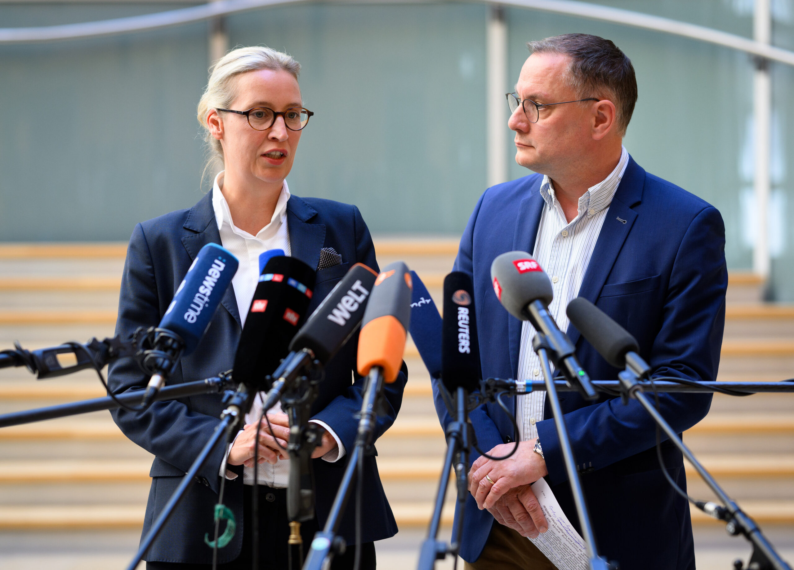 Alice Weidel (l), Vorsitzende der AfD-Bundestagsfraktion, und Tino Chrupalla, Vorsitzender der AfD-Bundestagsfraktion, äußern sich im Deutschen Bundestag zum Urteil des nordrhein-westfälischen Oberverwaltungsgerichts (OVG).