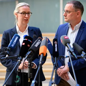 Alice Weidel (l), Vorsitzende der AfD-Bundestagsfraktion, und Tino Chrupalla, Vorsitzender der AfD-Bundestagsfraktion, äußern sich im Deutschen Bundestag zum Urteil des nordrhein-westfälischen Oberverwaltungsgerichts (OVG).