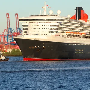 Das Kreuzfahrtschiff „Queen Mary 2“ läuft bei Sonnenschein am Morgen in den Hamburger Hafen ein.