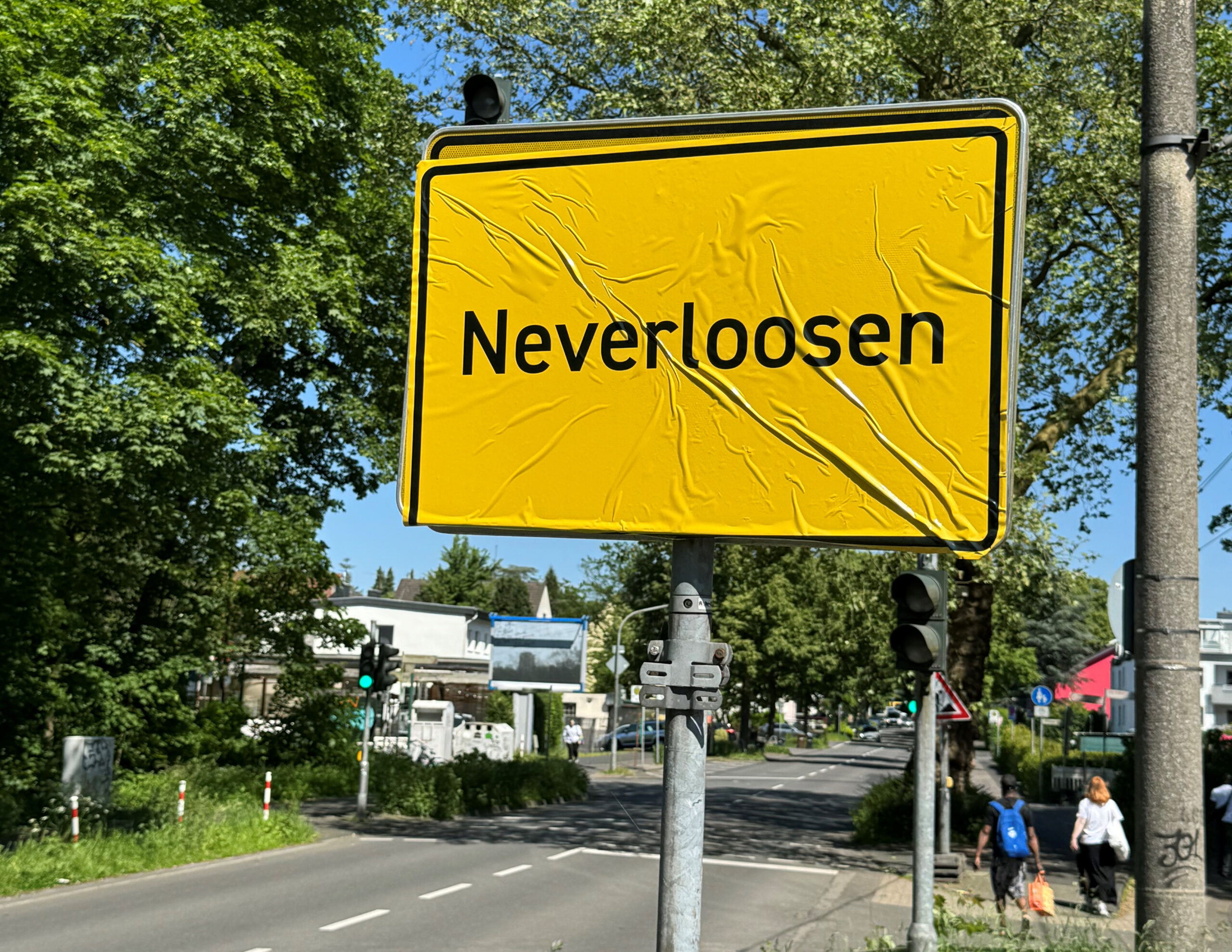 Das Ortsschild von Leverkusen wurde mit „Neverloosen“ überklebt