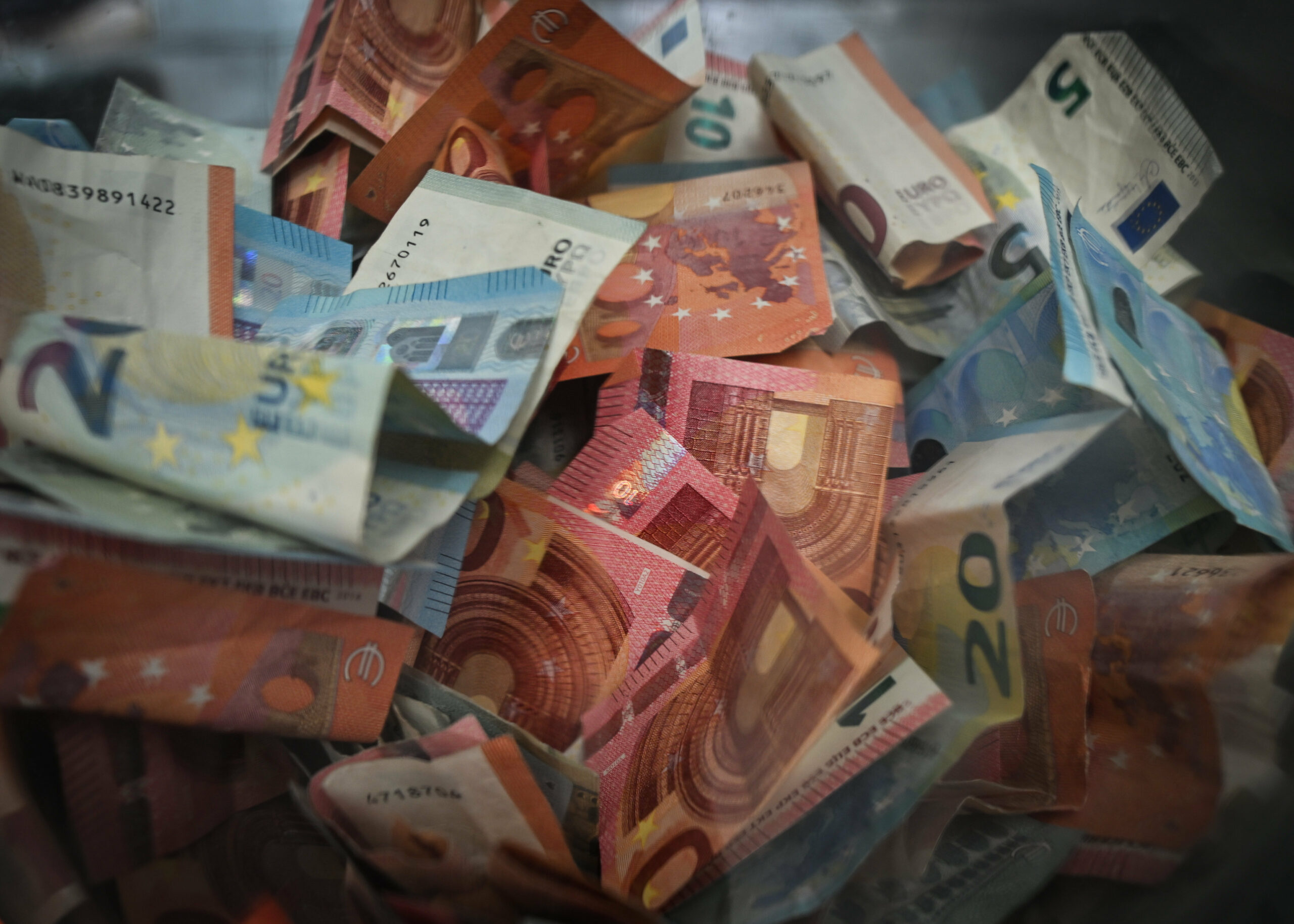 Bargeld, 10- und 20-Euro-Scheine, auf einem Haufen