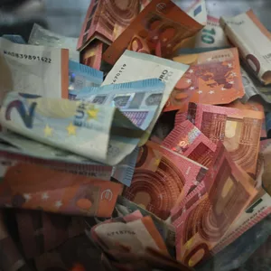 Bargeld, 10- und 20-Euro-Scheine, auf einem Haufen