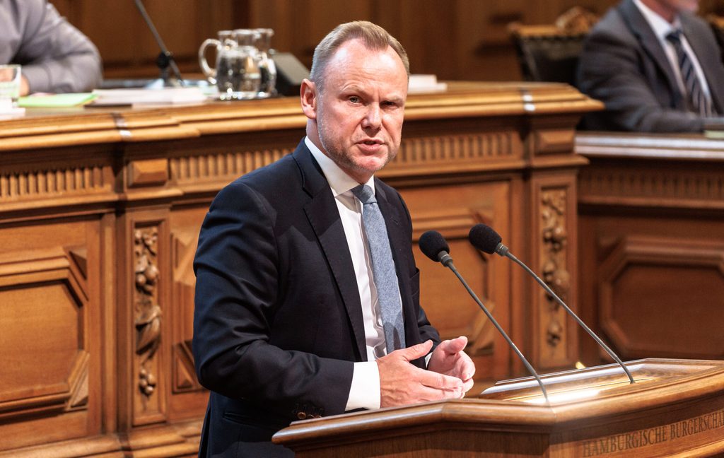 Innensenator Andy Grote (SPD) spricht in der Bürgerschaft.