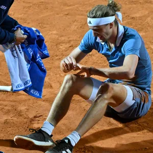 Alexander Zverev betrachtet seine verletzte Hand