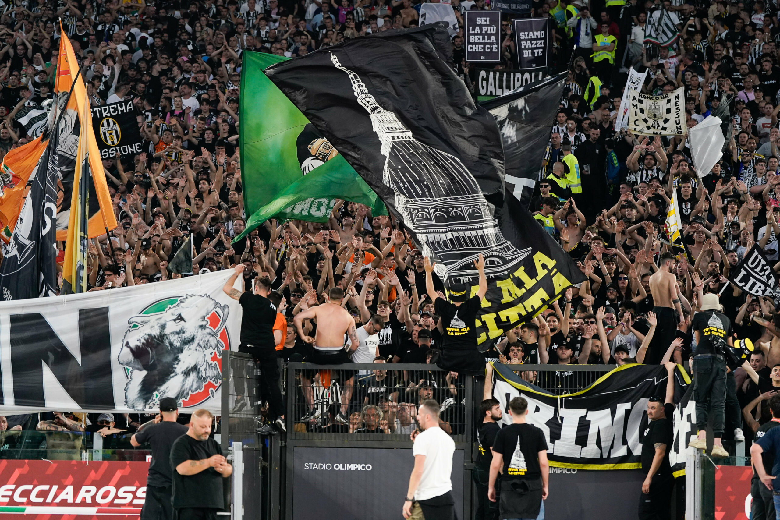 Fans von Juventus Turin feuern ihre Mannschaft an