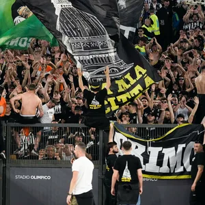 Fans von Juventus Turin feuern ihre Mannschaft an