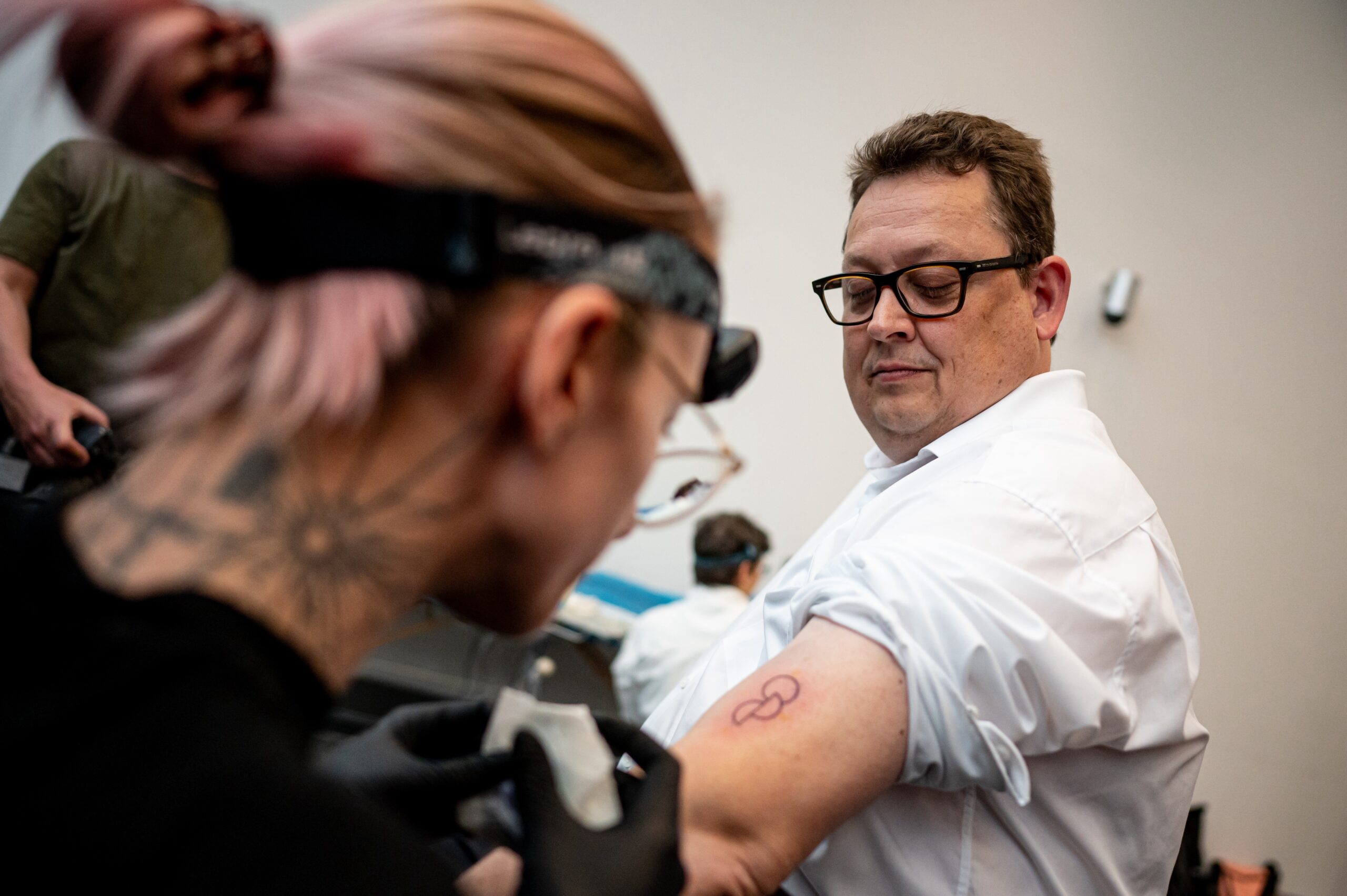 Stefan Schwartze (SPD), Patientenbeauftragter der Bundesregierung, hat sich ein Organspende-Tattoo stechen lassen.