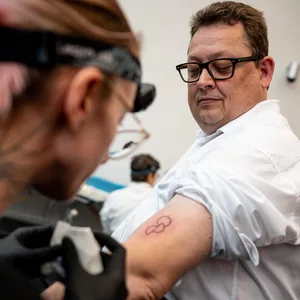 Stefan Schwartze (SPD), Patientenbeauftragter der Bundesregierung, hat sich ein Organspende-Tattoo stechen lassen.