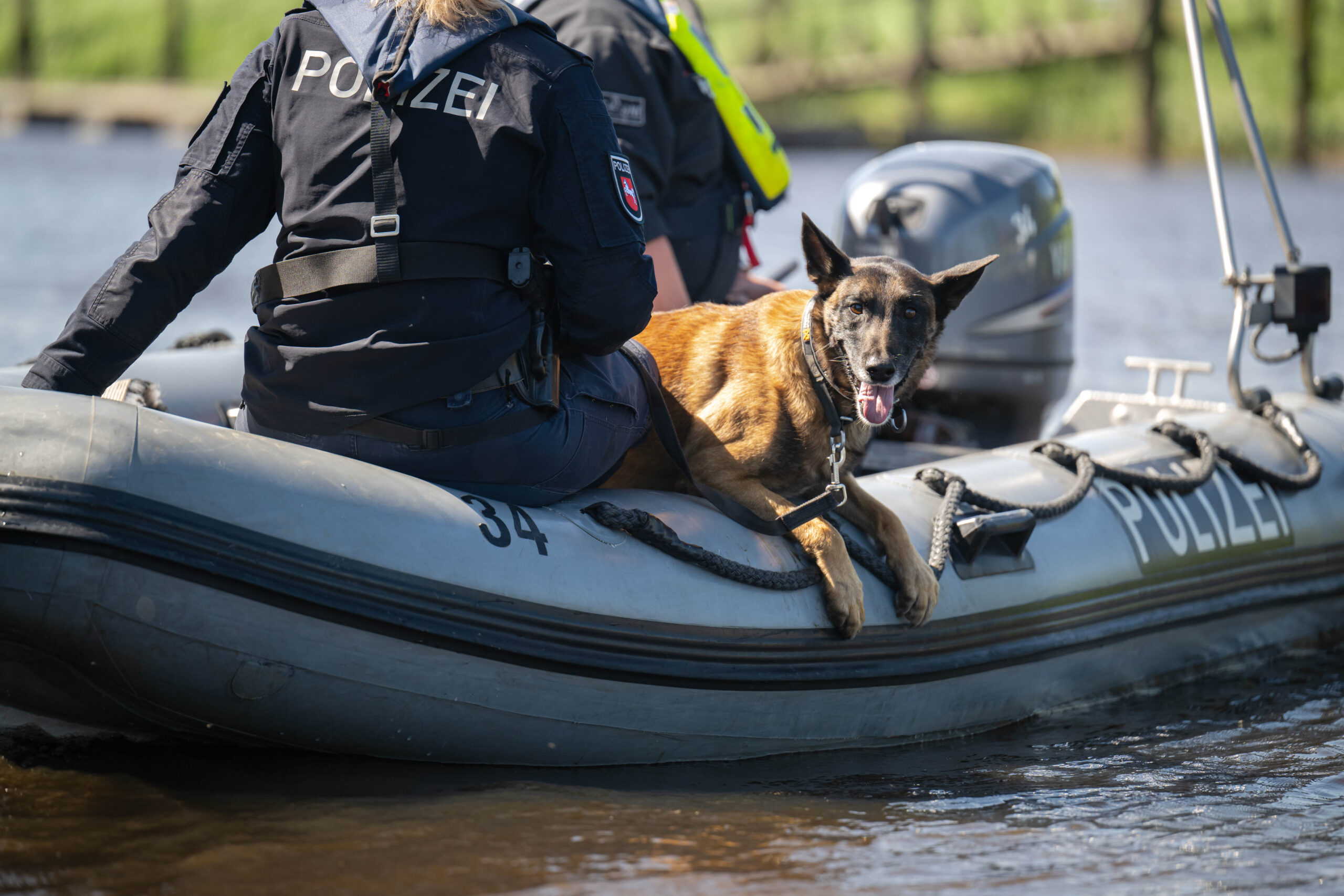 Boot mit Polizei und Suchhund