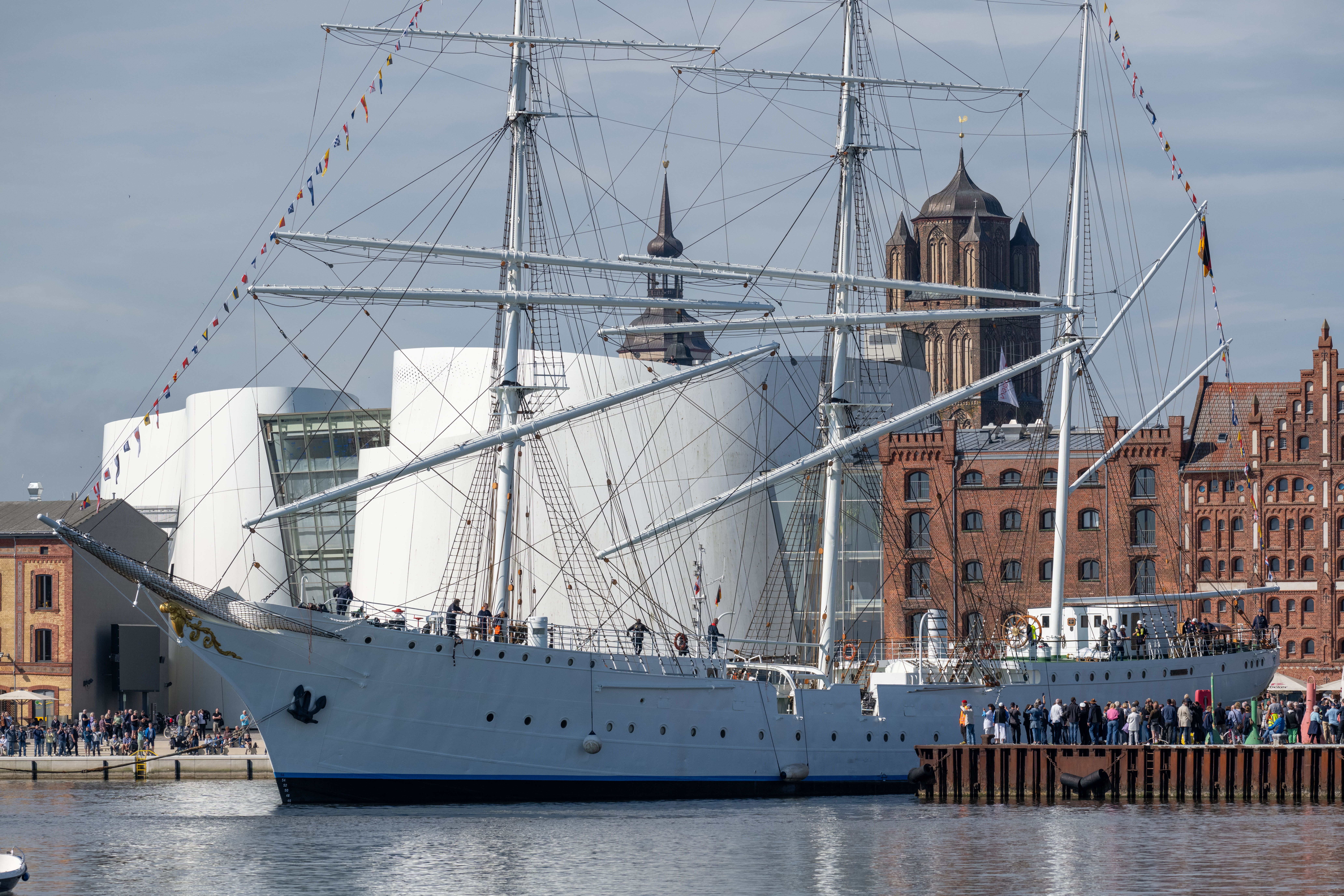 Das Segelschiff „Gorch Fock 1“ wird von Schleppern in den Stadthafen gebracht. Nach umfangreiche Reparaturen auf der Werft an dem 90-jährigen Segler soll das Schiff zukünftig als Museumsschiff im Hafen der Stadt liegen.