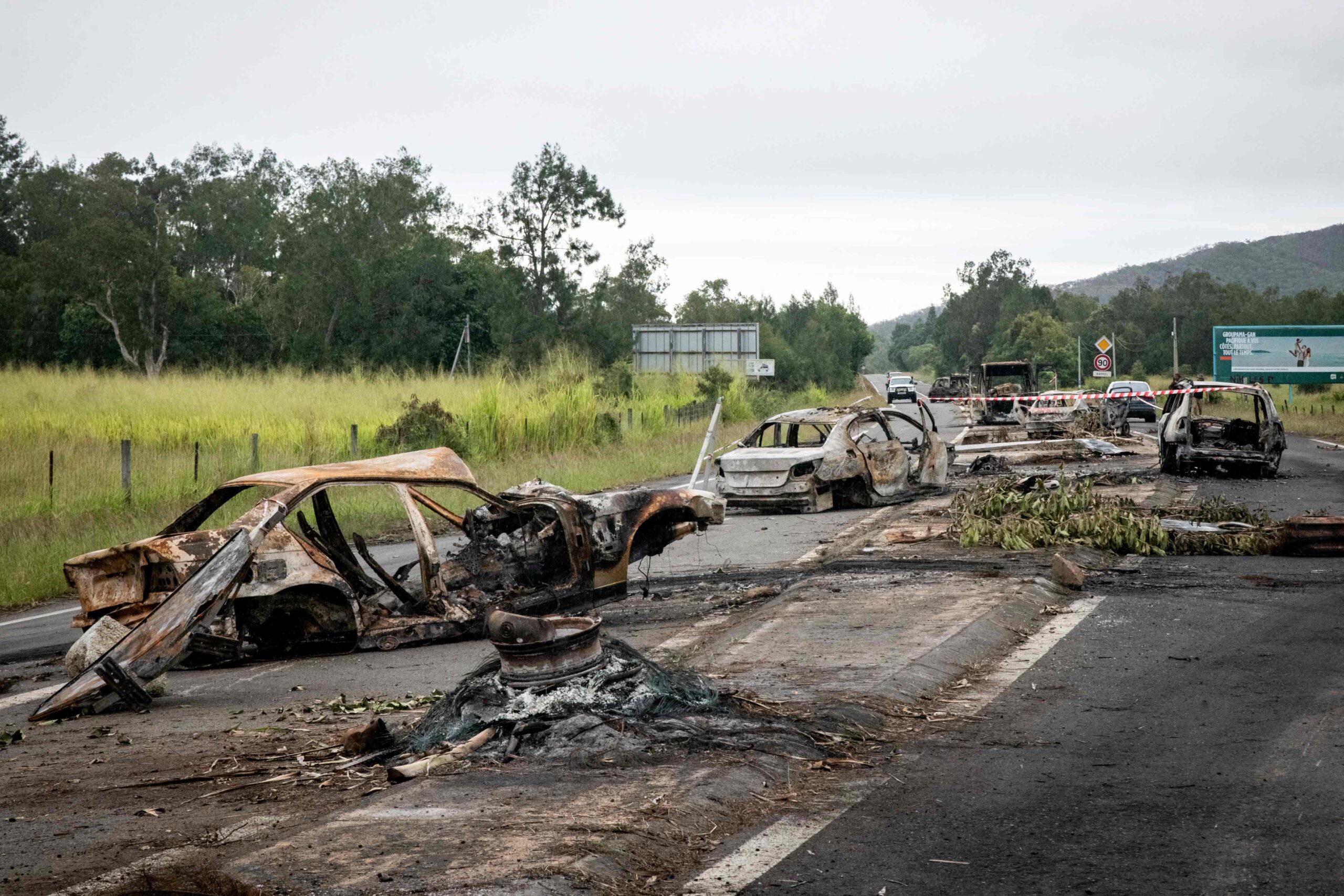 Verbrannte Autos auf einer Straße in Neukaledonien.