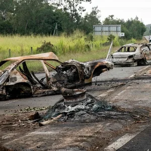 Verbrannte Autos auf einer Straße in Neukaledonien.