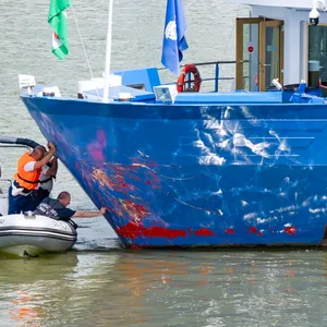Schiff wird von Polizei untersucht