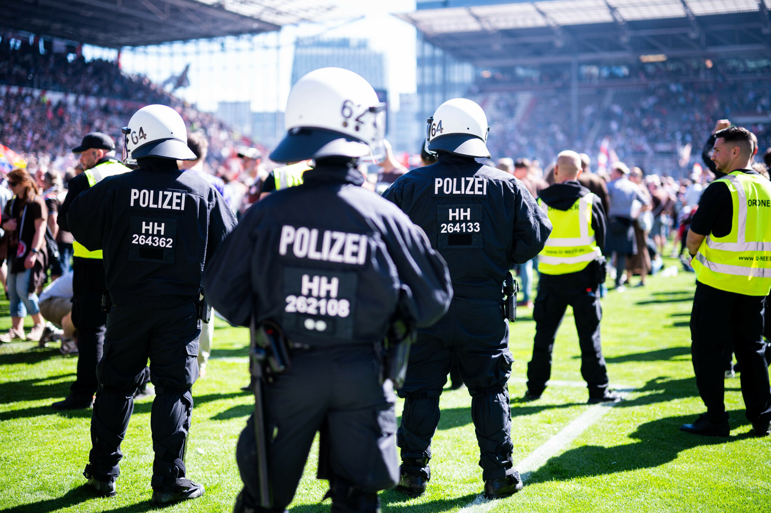 Eine Reihe von Großeinsätzen macht der Hamburger Polizei zu schaffen – hier Beamte beim Aufstiegsspiel des FC St. Pauli (Archivbild)