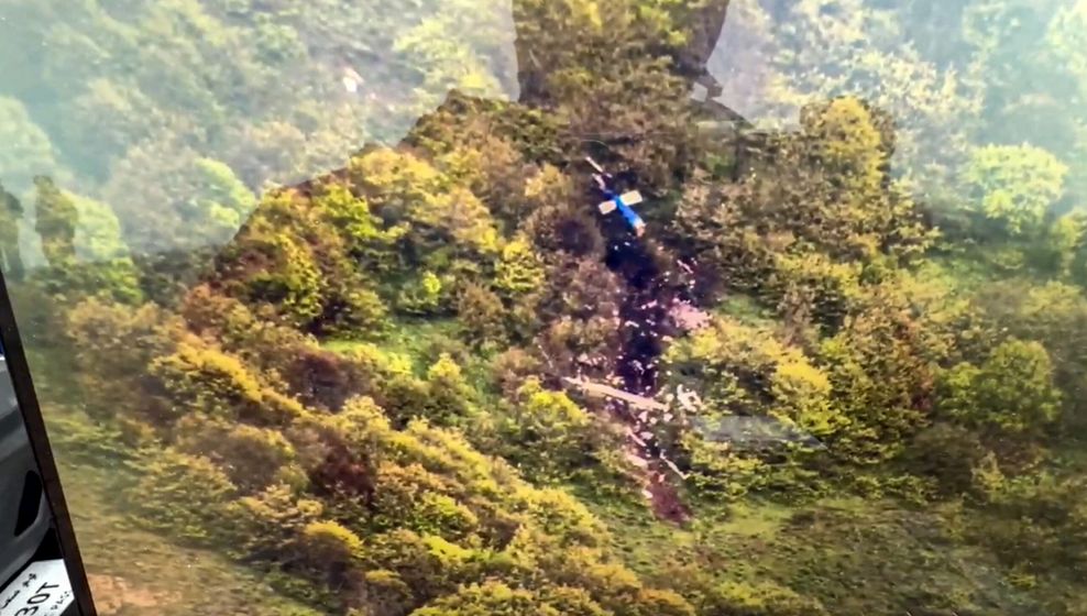 Videoaufnahmen zeigen das Wrack des Präsidenten-Hubschraubers im iranischen Gebirge.