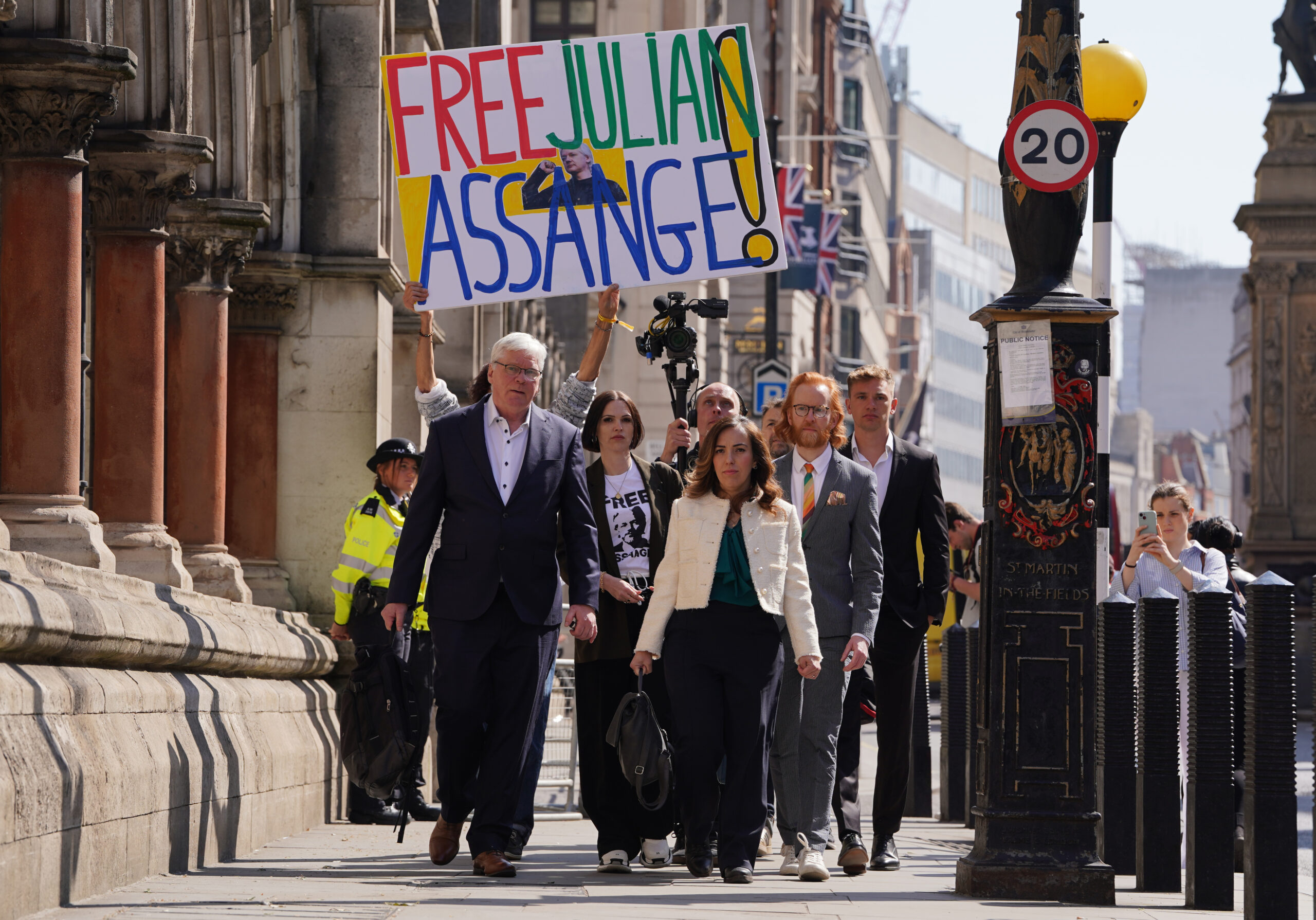Julian Assanges Ehefrau Stella (M.) vor dem Londoner Gericht.