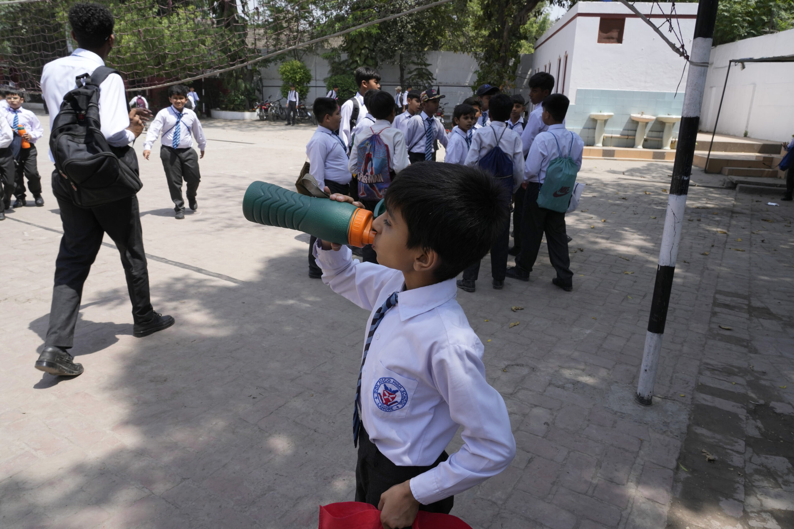 Die Hitzewelle in Pakistan ist so dramatisch, dass die Behörden Schulen in Teilen des Landes schließen.