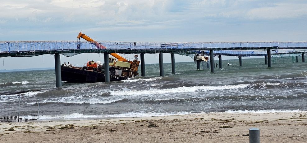 Eine Arbeitsplattform am Rohbau der Timmendorfer Seebrücke, auf der auch ein Kran steht, hat sich losgerissen.