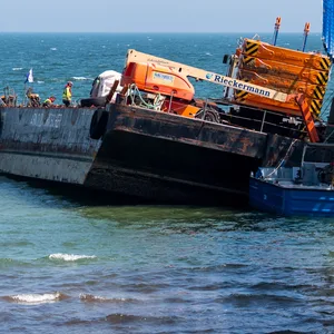 Ein losgerissener Ponton steht am Timmendorfer Strand an der Seebrücke in der Ostsee.