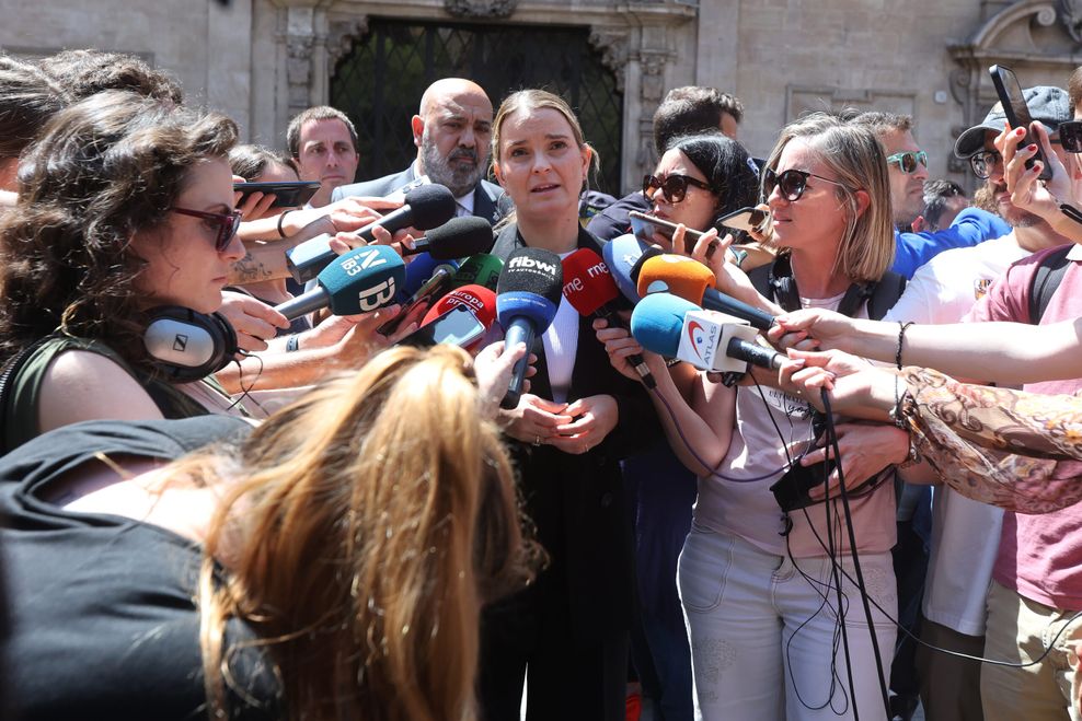 Die regionale Ministerpräsidentin Marga Prohens tritt nach einer Schweigeminute im Parlament für die Opfer vor die Presse.
