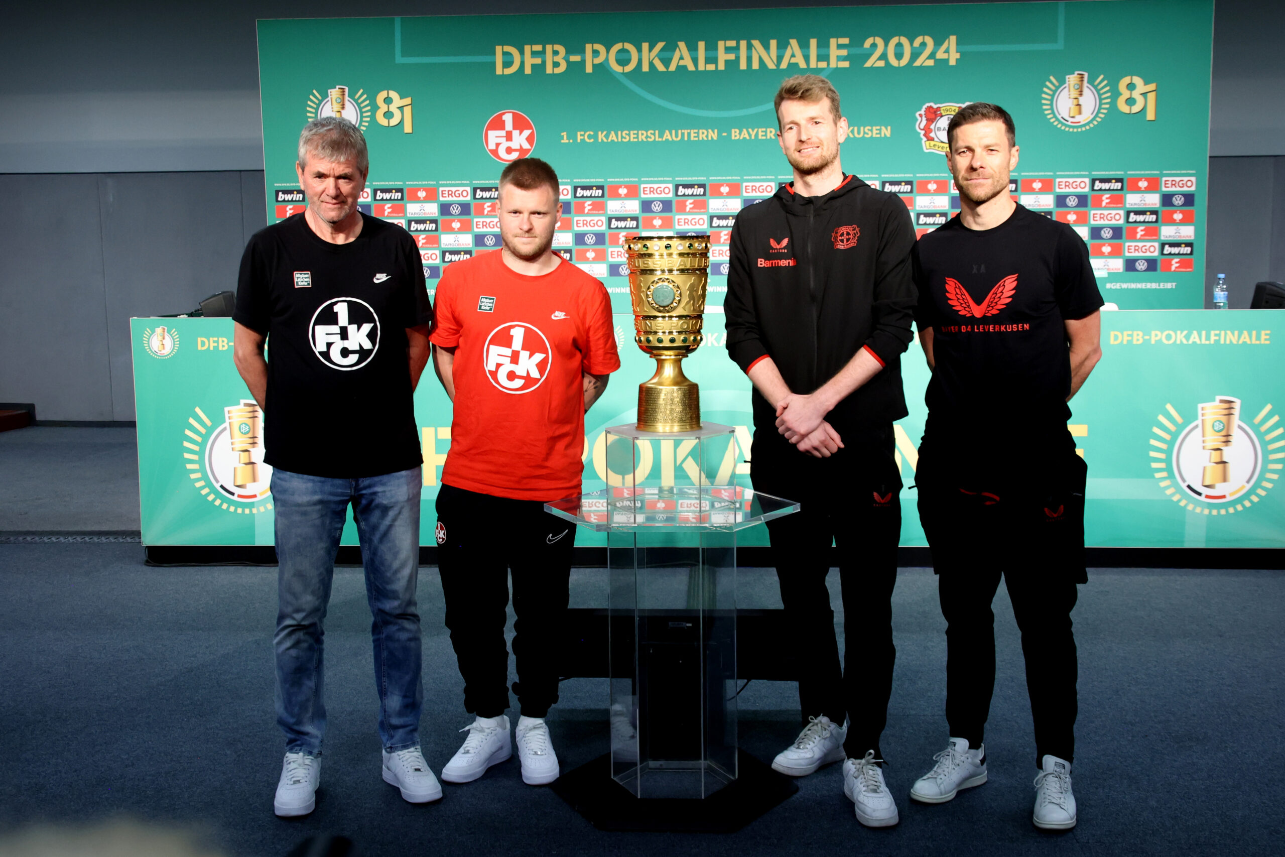 Friedhelm Funkel, Jean Zimmer, Lukas Hradecky und Xabi Alonso bei der Pressekonferenz vor dem DFB-Pokal-Finale