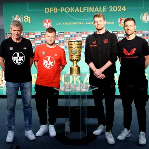 Friedhelm Funkel, Jean Zimmer, Lukas Hradecky und Xabi Alonso bei der Pressekonferenz vor dem DFB-Pokal-Finale