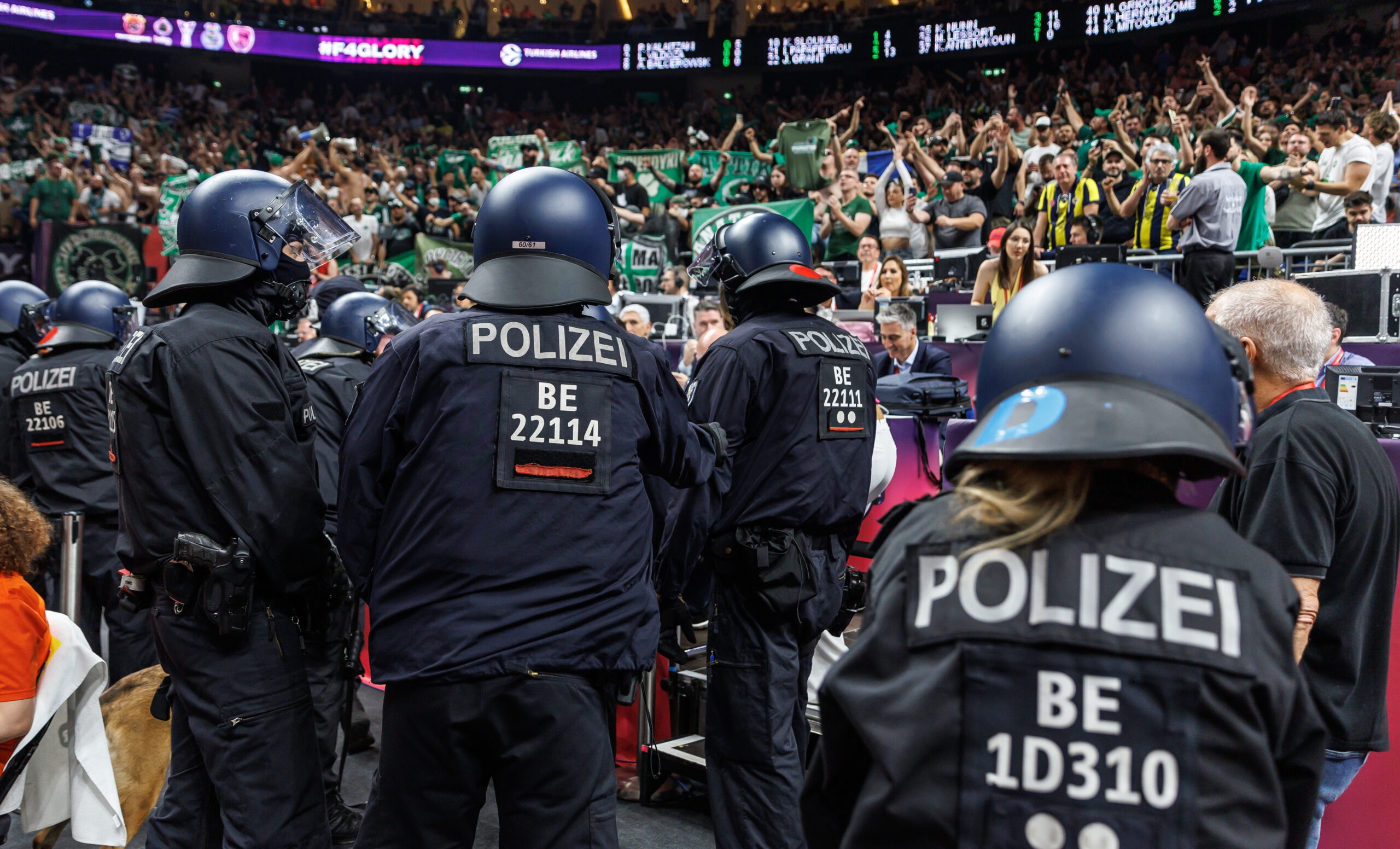 Die Polizei steht bei den griechische und türkischen Fans beim Final Four Spiel in Berlin