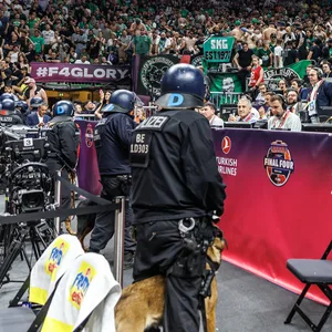 Die Polizei steht vor den griechischen Fans