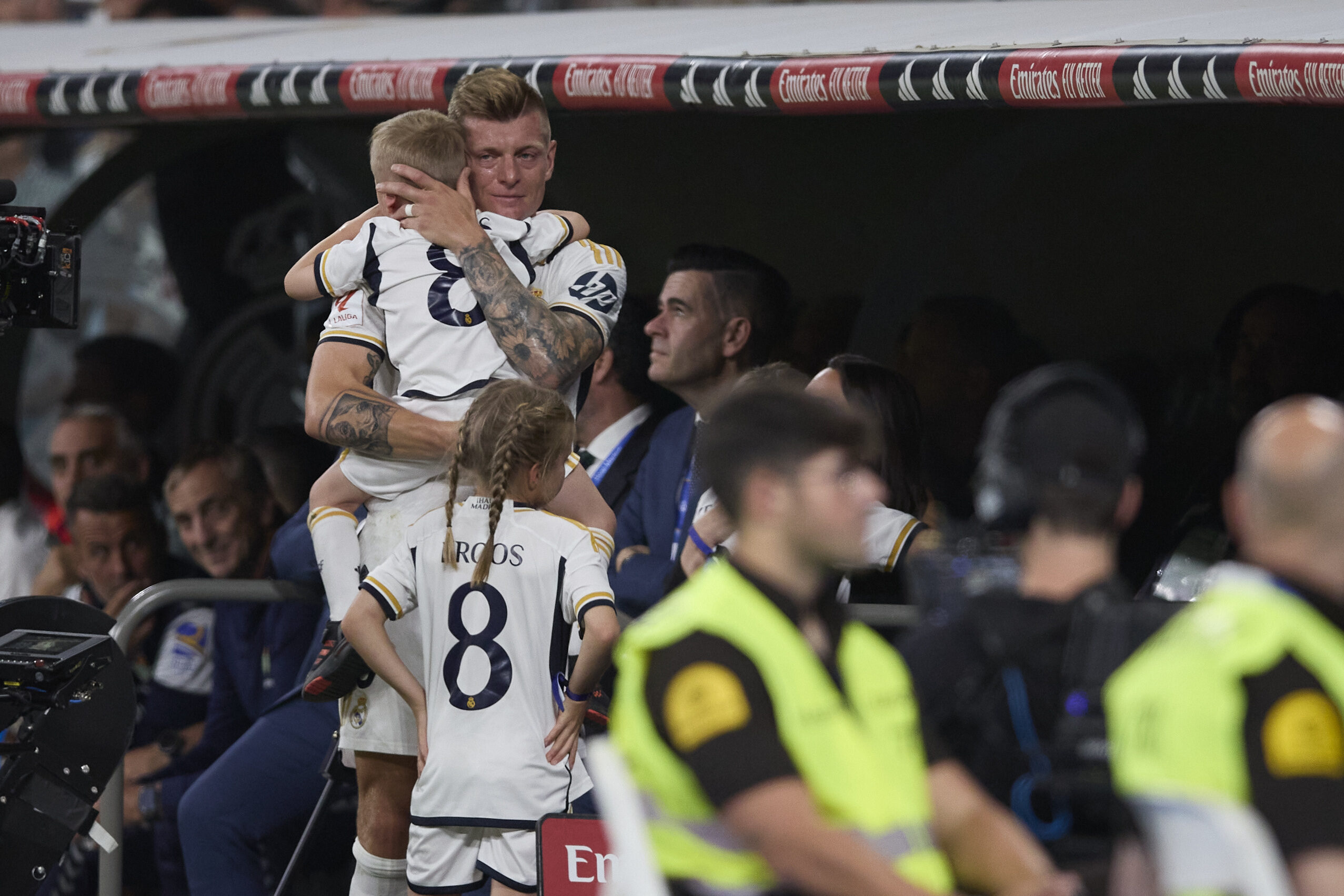 Toni Kroos weint nach dem spiel mit seinem Sohn auf dem Arm