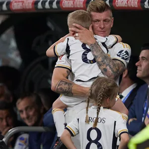 Toni Kroos weint nach dem spiel mit seinem Sohn auf dem Arm