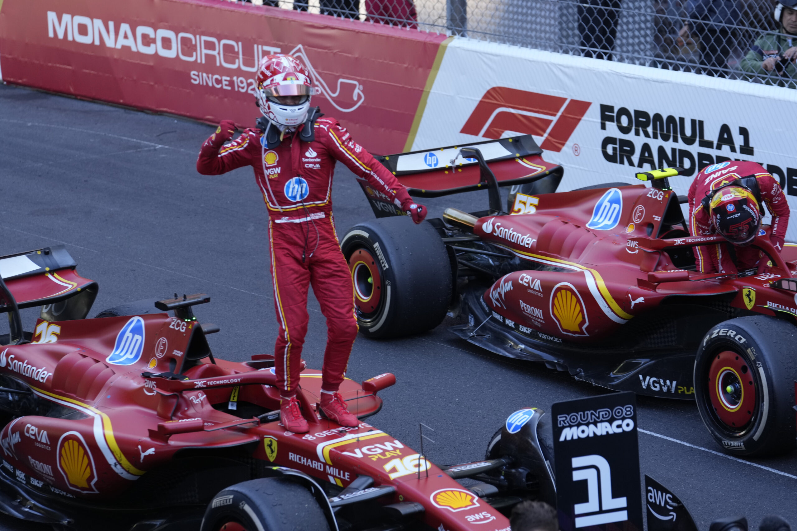 Charles Leclerc jubelt nach dem Sieg in Monaco