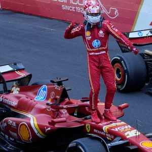 Charles Leclerc jubelt nach dem Sieg in Monaco