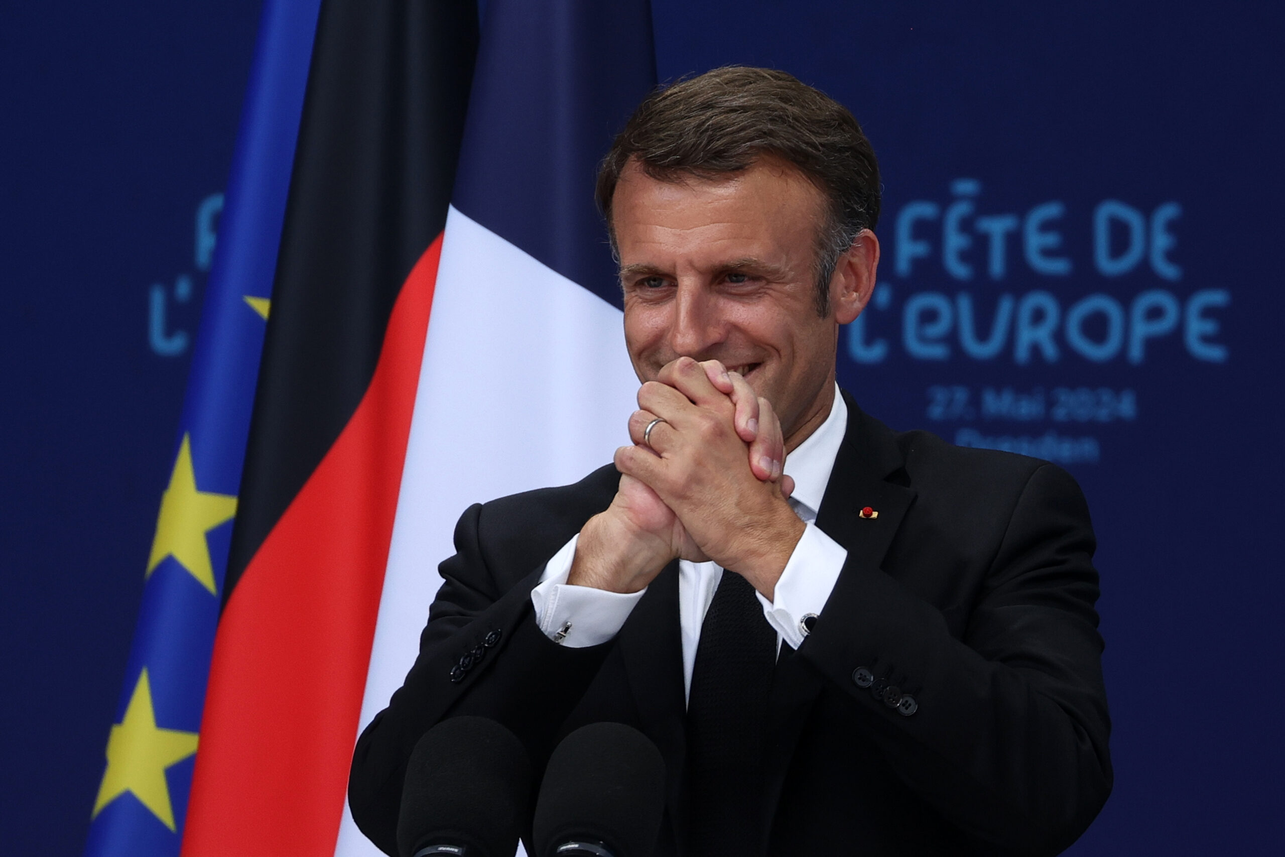 Emmanuel Macron, Präsident von Frankreich, bedankt sich nach seiner Rede bei den Festbesuchern beim Europäischen Jugendfest