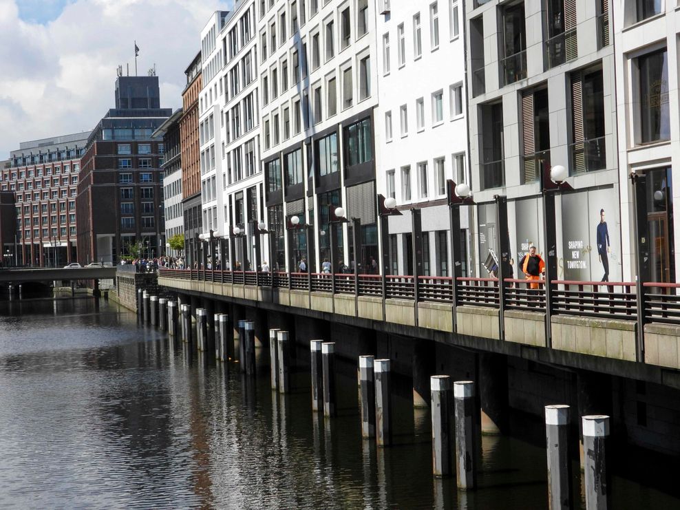 Dieser 155 Meter lange Fußweg entlang eines Alsterfleets wurde nach dem Modeschöpfer benannt.