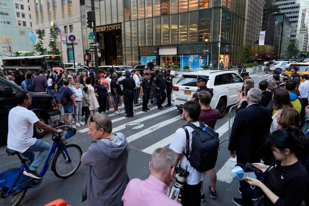 Menschenmenge vor Trumptower