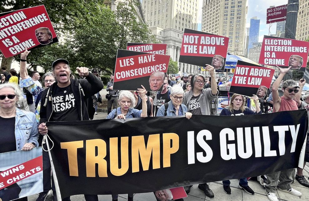 Demonstranten mit Schildern: Trump is guilty