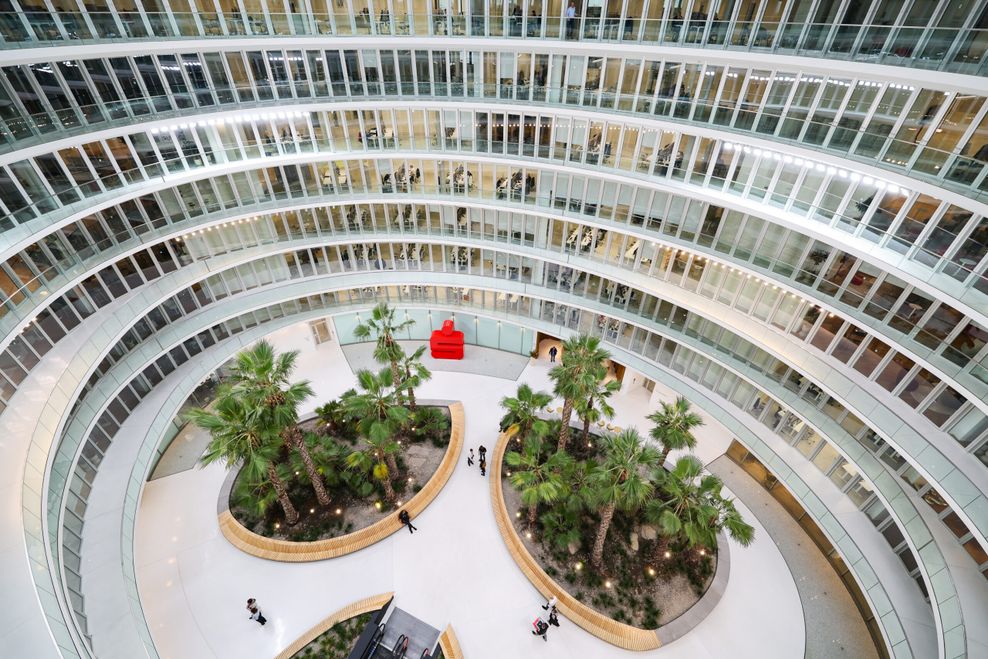 Palmen, Meer und „Wow-Effekt“: Haspa bezieht spektakulären Neubau in der City