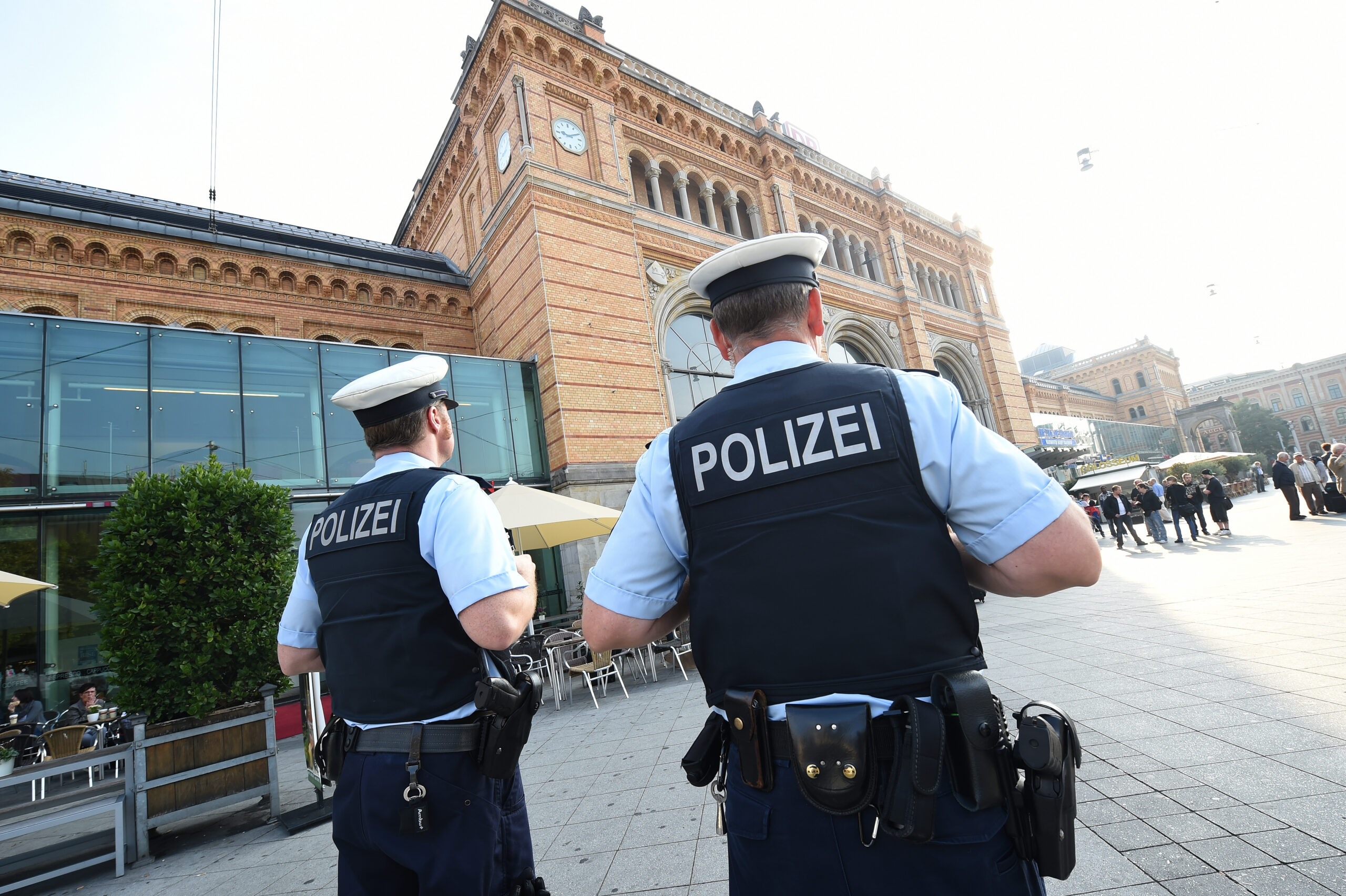 Zwei Beamte der Bundespolizei überwacht den Vorplatz des Hauptbahnhofs in Hannover.