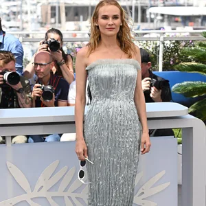 Schöne Frau in schönem Kleid